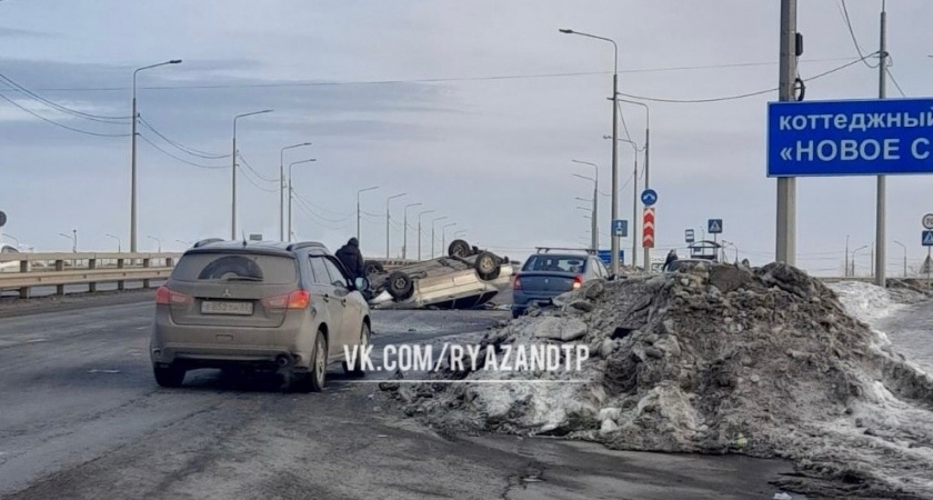 На Солотчинском шоссе утром 29 февраля перевернулась легковушка