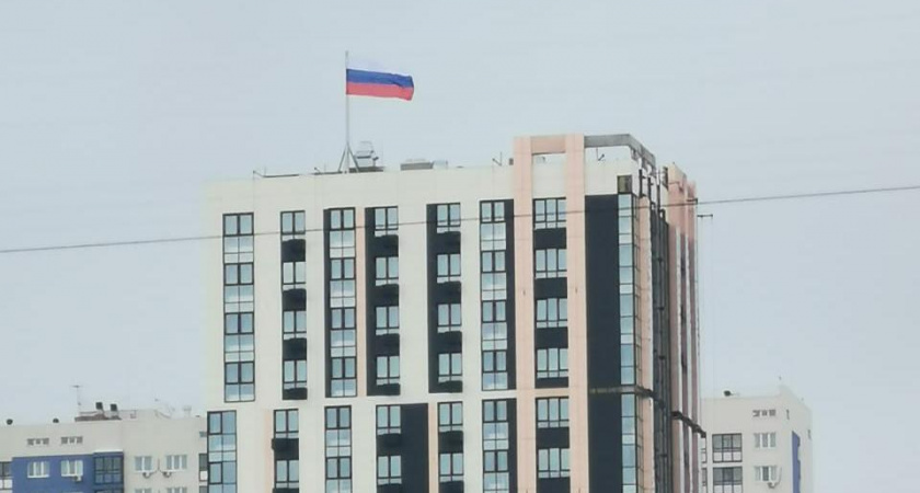 На Московском шоссе появился самый большой в Рязани флаг России