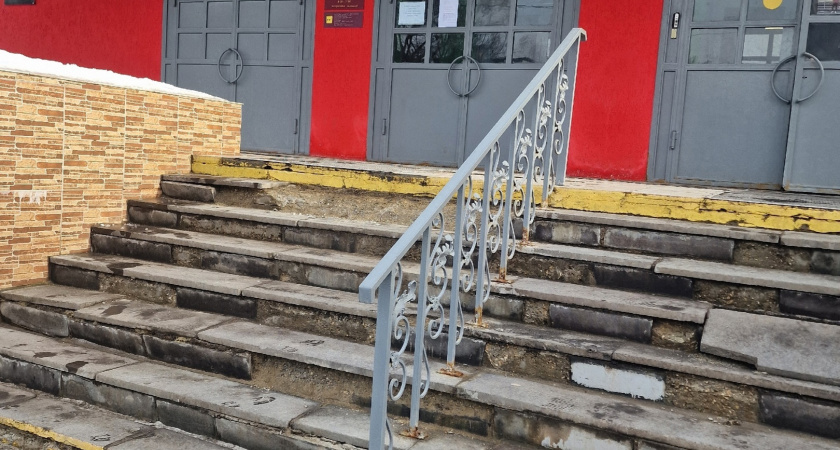 Жители Рязани пожаловались на опасную лестницу возле школы №16