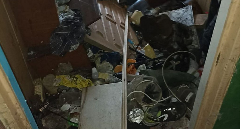 Жительница Рязани пожаловалась на устроившего в квартире свалку соседа