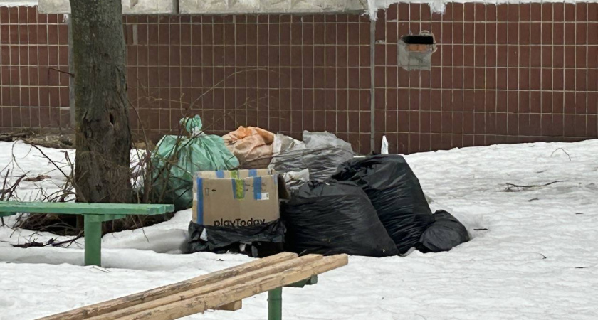 Жители Рязани пожаловались на мусор на детских площадках 