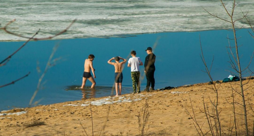 Жители Рязани засняли открывших купальный сезон на карьере подростков
