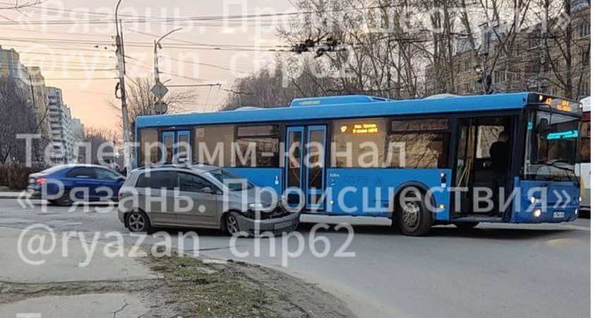 10 апреля в Рязани на улице Кальной столкнулись автобус и легковушка