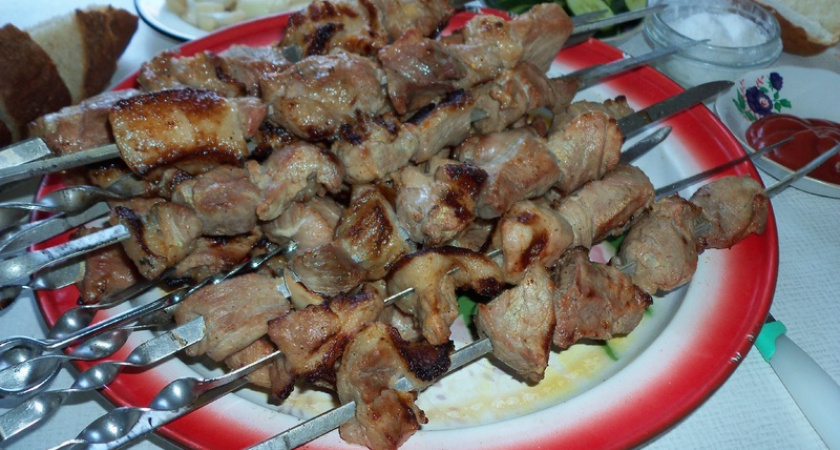 И для шашлыка, и на сковороду: кавказский маринад для мяса — добавьте этот секретный ингредиент 