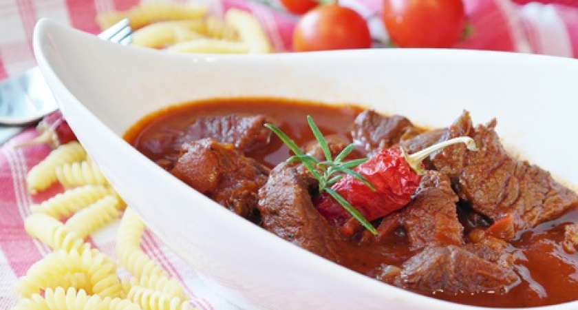 Тот самый гуляш из СССР: шеф-повар раскрыл главный секрет блюда. Мясо тает во рту 
