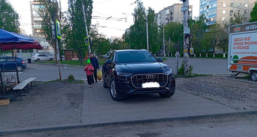 В Рязани водитель решил припарковаться на пешеходном переходе