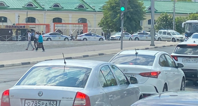 Жители Рязани заметили скопление патрульных машин на площади Ленина