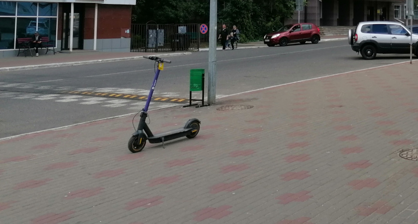 В Рязани запретят стоянку самокатов и велосипедов на тротуарах