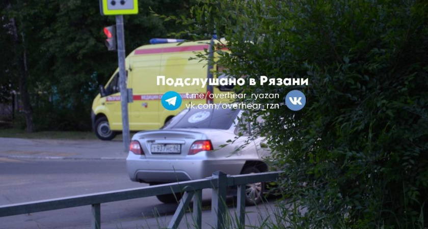 На улице Весенней в Рязани в ДТП столкнулись легковушка и мотоцикл