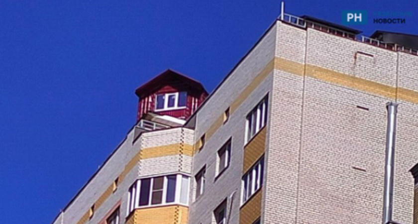 Жители Рязани заметили на крыше многоэтажки «загадочный домик»