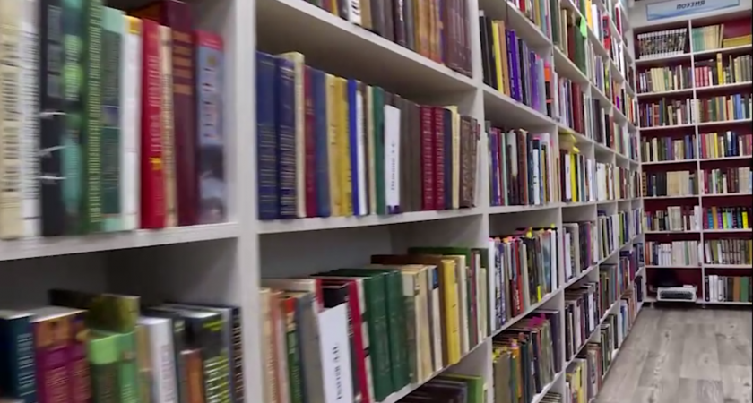 Малков передал несколько сотен любимых книг в библиотеки