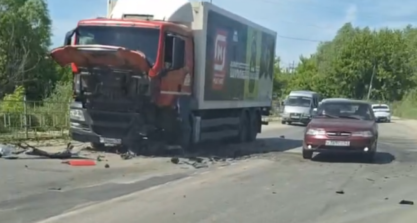 В Дядьково под Рязанью произошла жесткая авария с легковушкой и грузовиком