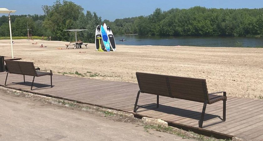 В Рязани на Ореховое озеро привезли лежаки и сапы
