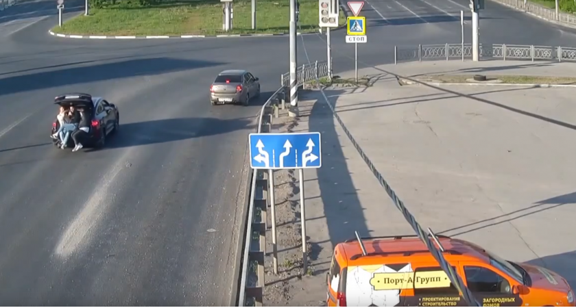 В Рязани водителя оштрафовали за перевозку троих пассажиров в багажнике