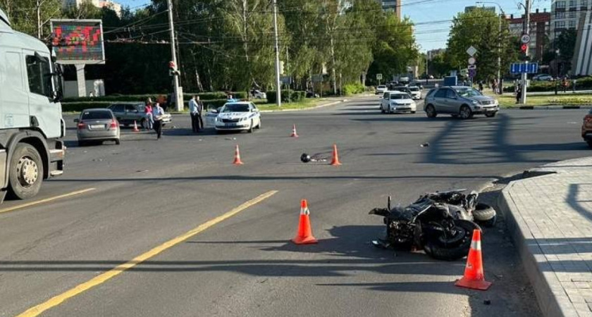 Опубликованы фото с места ДТП в Рязани, в котором погиб 50-летний мотоциклист