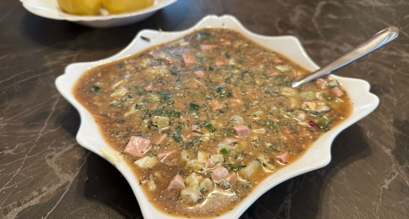 Окрошка получится по-настоящему вкусной: всё дело в этом кулинарном приёме — назван секрет холодного летнего супа