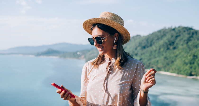 Песок, жара, соленая вода: как защитить смартфон в отпуске