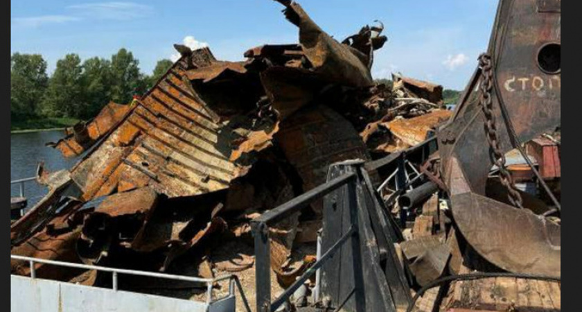 Из Оки в Рязанской области вытащили фрагмент  баржи весом около 50 тонн