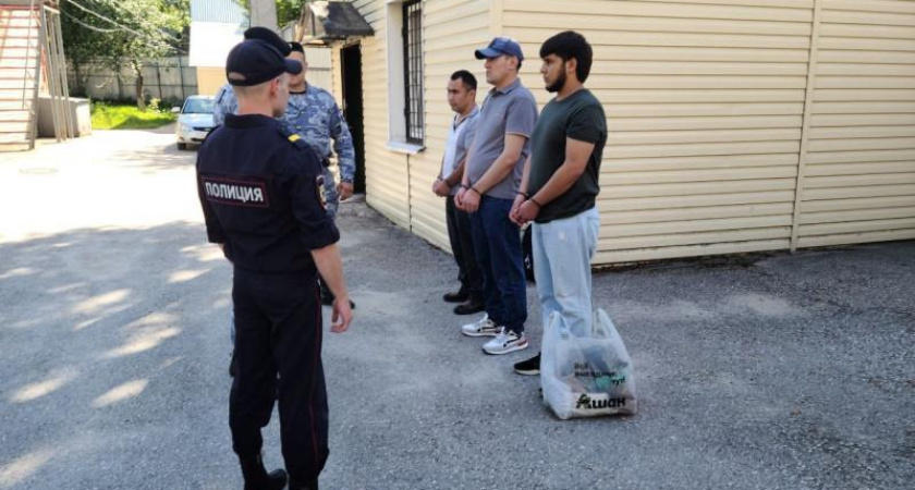 Полицейские Рязани выдворили из России 4 иностранцев-нарушителей