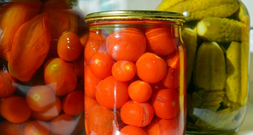 Просто положите помидоры в банки: эта заготовка без закатки стоит до следующей зимы —  хранить можно на кухне