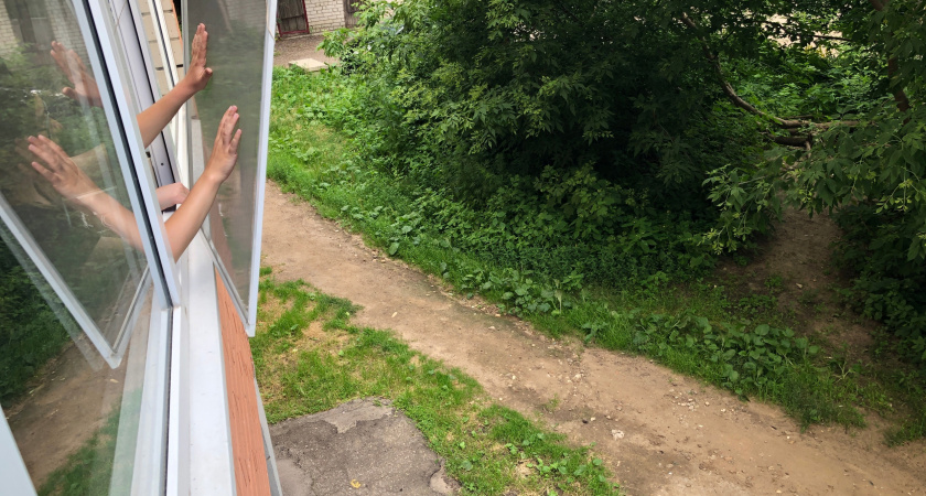 В Рязани на улице Сельских Строителей при падении с 5 этажа погиб мужчина