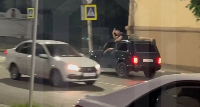 В Рязани молодой человек прокатился на крыше автомобиля