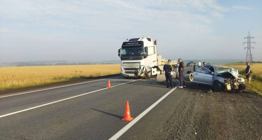 Под Михайловом в ДТП с грузовиком погиб один человек и трое пострадали