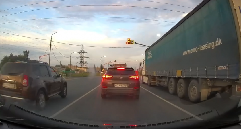 В Рязани водитель Renault объехал пробку по встречной полосе и на красный