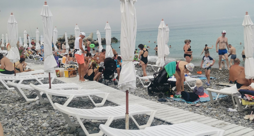 Все, это строго запрещено, отпуск испорчен: на пляжах Анапы ввели полный запрет на купание в Черном море