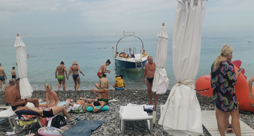 В воду не пускают, отпуск окончательно испорчен: на пляжах Анапы ввели полный запрет на купание в Черном море	
