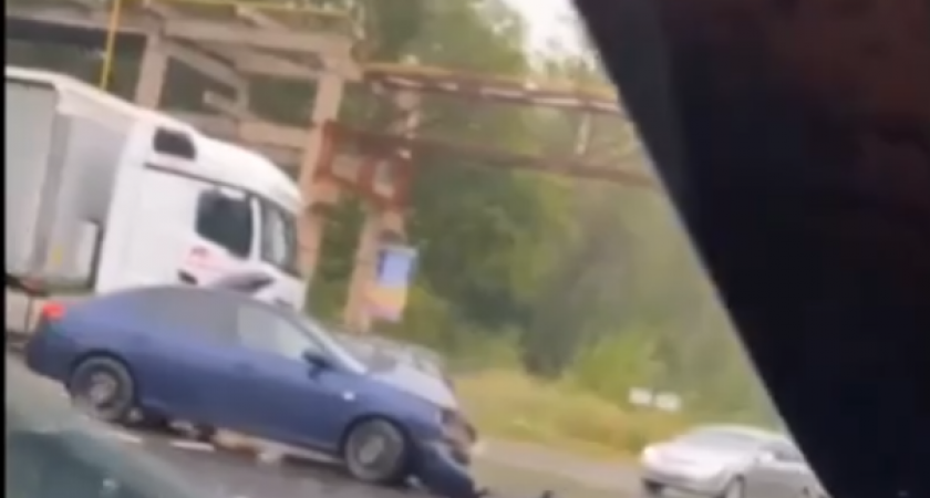На Ряжском шоссе попали в ДТП Hyundai Elantra и грузовик