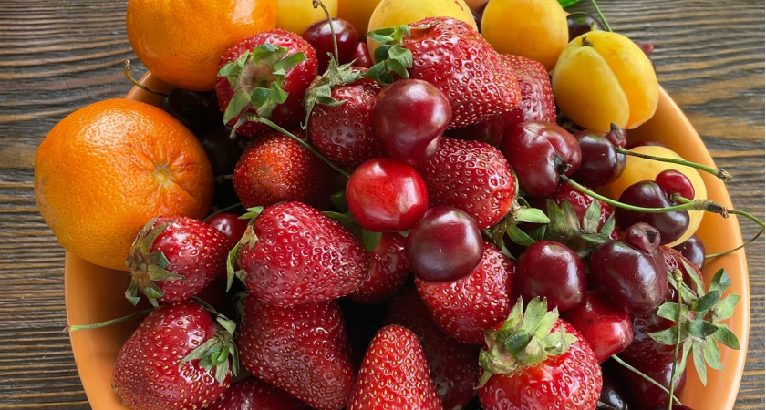 Эта ягода — самая вредная: а мы едим ее покупаем как вкусный деликатес, еще и детей заставляем есть