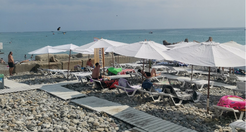 В воду больше не пускают: на пляжах Анапы ввели полный запрет на купание в Черном море. Отпуск россиян испорчен 