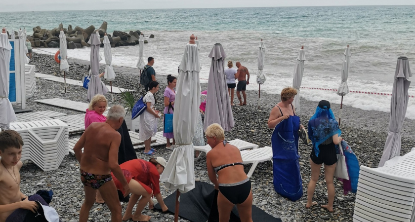 В воду не пускают: на пляжах Анапы ввели полный запрет на купание в Черном море. Отпуск россиян испорчен