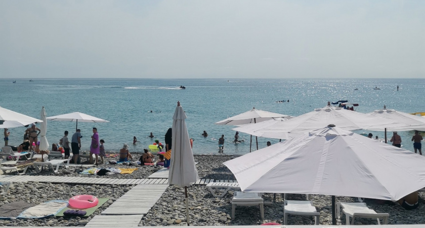 В нас воду не пускают: на пляжах Анапы ввели полный запрет на купание в Черном море. Отпуск россиян испорчен