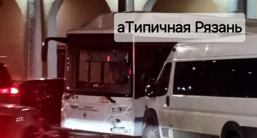 В Рязани на перекрестке улиц Ленина и Свободы маршрутка врезалась в автобус