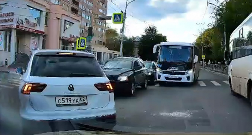 В Рязани водитель маршрутки пытался объехать пробку на улице Грибоедова