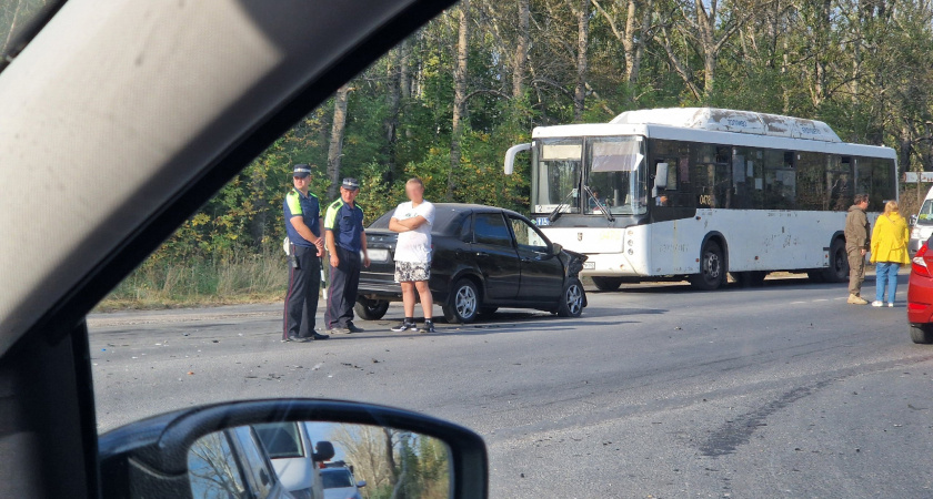 В Рязани на повороте у Воскресенского кладбища произошло ДТП