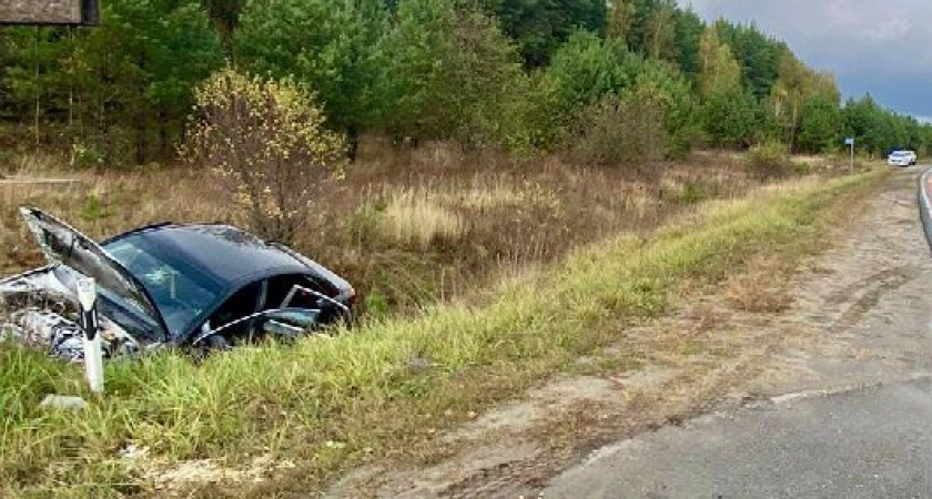 В Рязанской области автомобиль вылетел в кювет