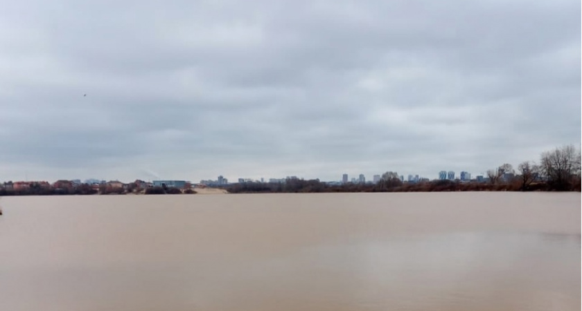 В карьере Рязани вода окрасилась в красно-коричневый цвет