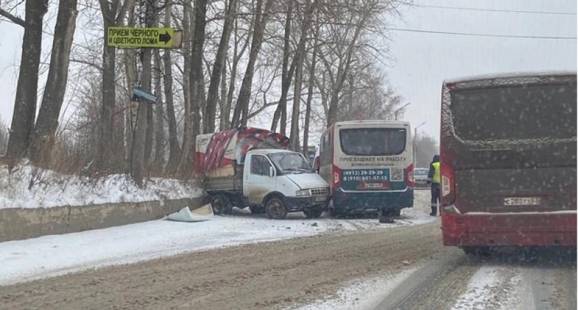 В Рязани в аварию попали «ГАЗель» с автобусом