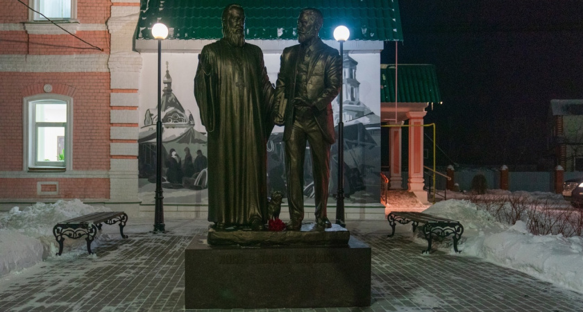 В поселке Тума открыли памятник протоиерею и земскому врачу