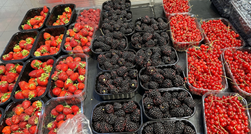 Эта ягода признана самой вредной и опасной: а мы едим ее, покупаем как деликатес, еще и детей заставляем есть