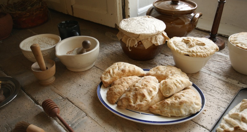 Забудьте про муку и тесто: шеф-повар Константин Ивлев поделился рецептом пирожков из лаваша за 15 минут 