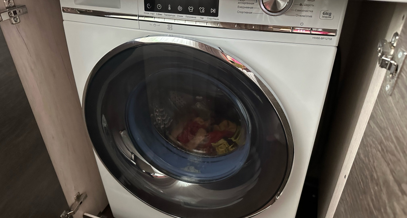 Добавьте один колпачок в барабан — и стиральная машина как новая: вся грязь выйдет черными хлопьями