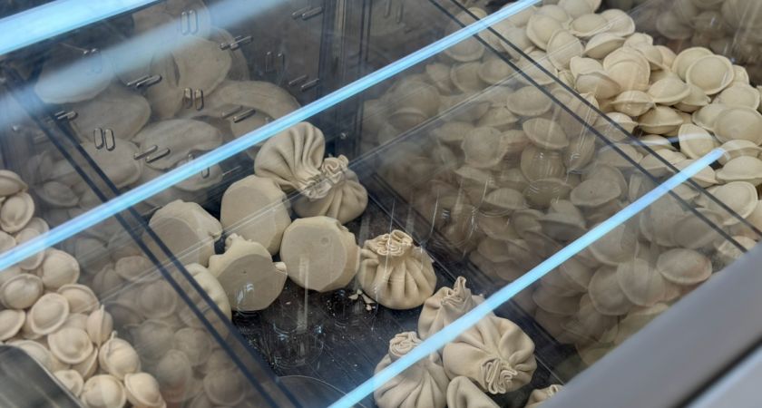 Перемолотые рога и копыта, мяса нет: в Роскачестве назвали худшие брнеды пельменей 