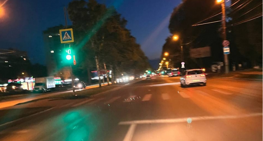 В Рязани таксист устроил аварию на парковке