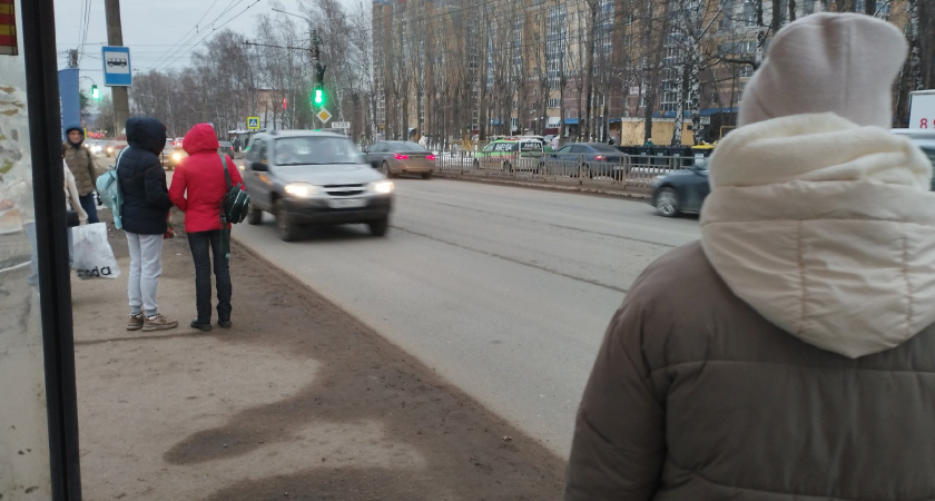 В Рязани автобус не может подъехать к остановке из-за ям
