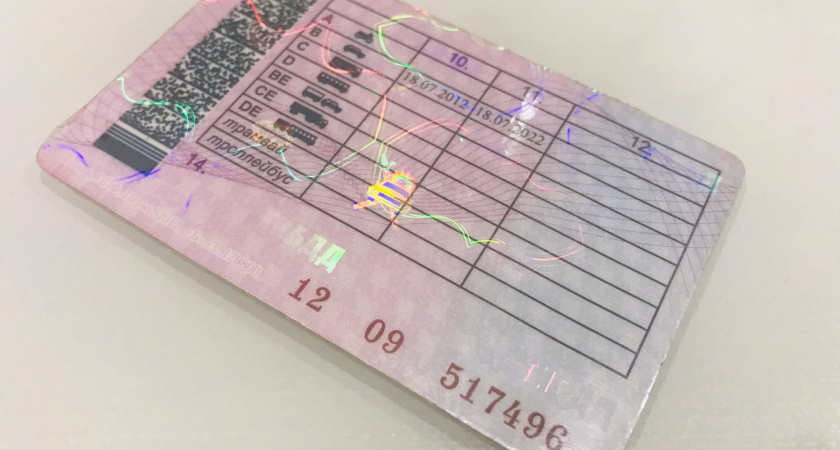 Водителей с многолетним стажем заставят пересдавать права в мае: названы условия        