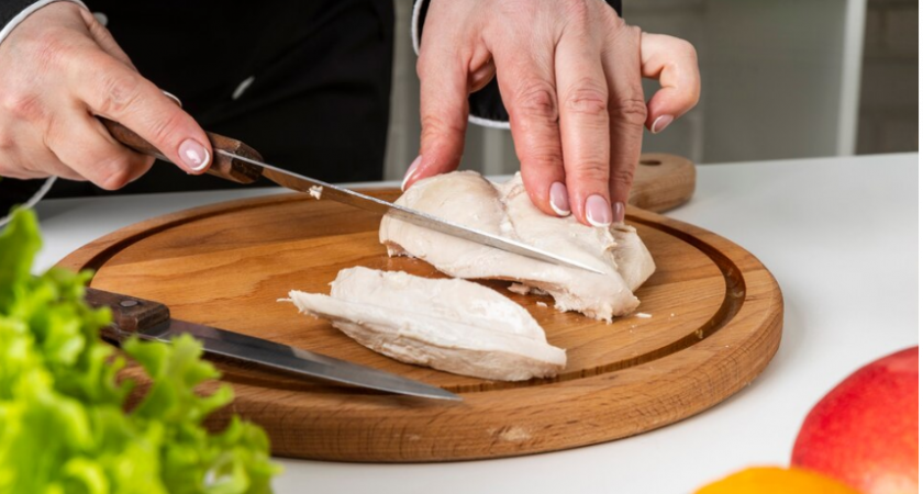 Засеките время — и отварная грудка получится нереально сочной и нежной: даже соус не понадобится 